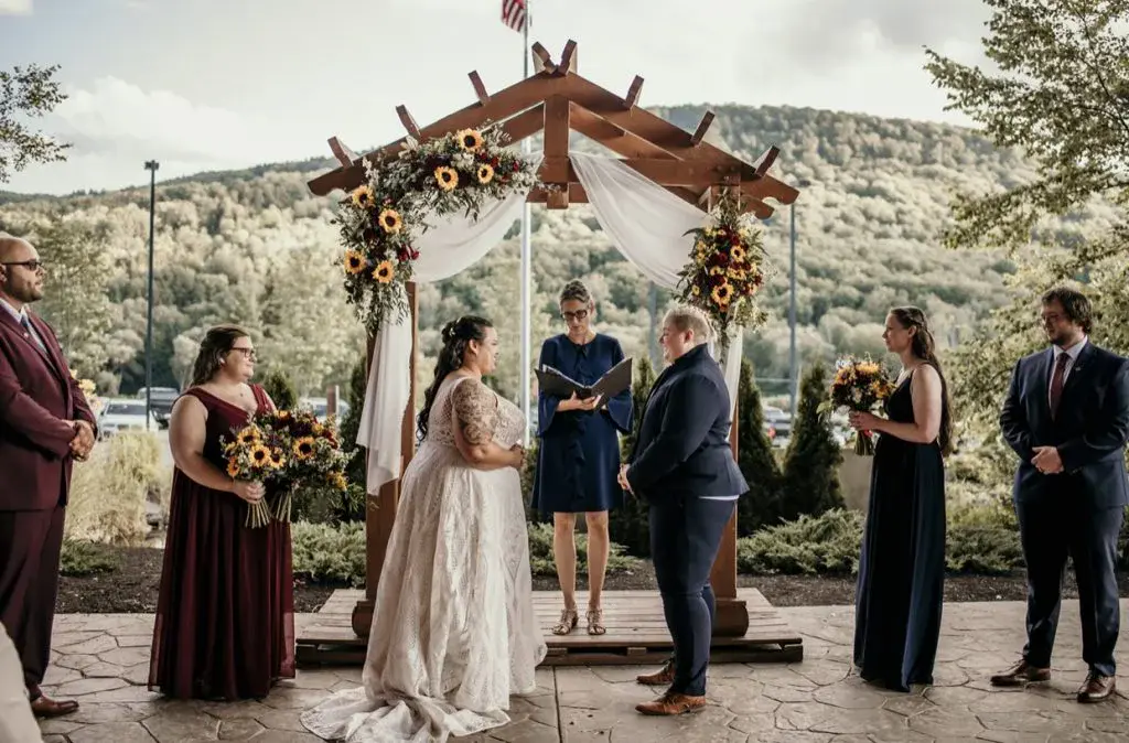 10 Dreamy Spring Wedding Dresses For A Beautiful And Fresh-Feeling Wedding